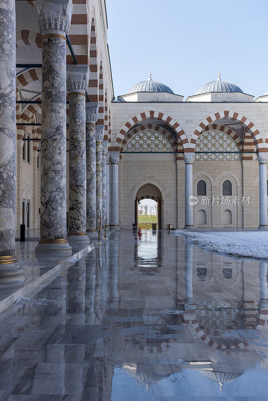 从大Camlica清真寺内院观看(土耳其语:Çamlıca Camii。院门通向外区